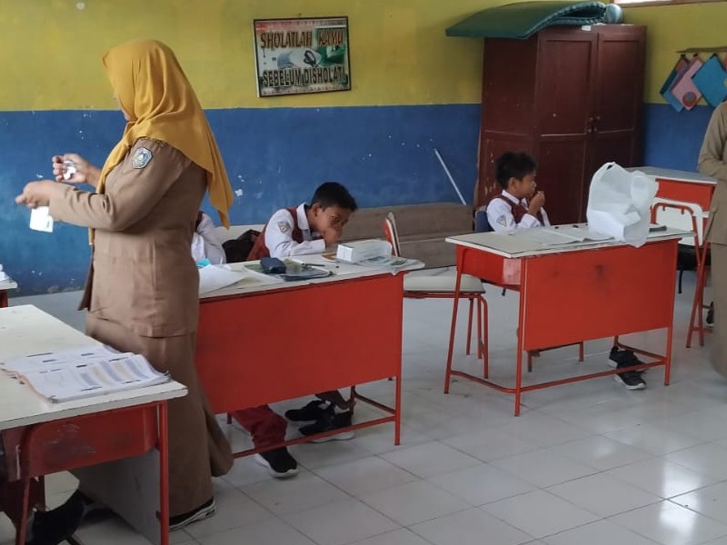 PEMBERIAN OBAT CACING DI SDN 2 JANGKAR OLEH PETUGAS DARI PUSKESMAS JANGKAR